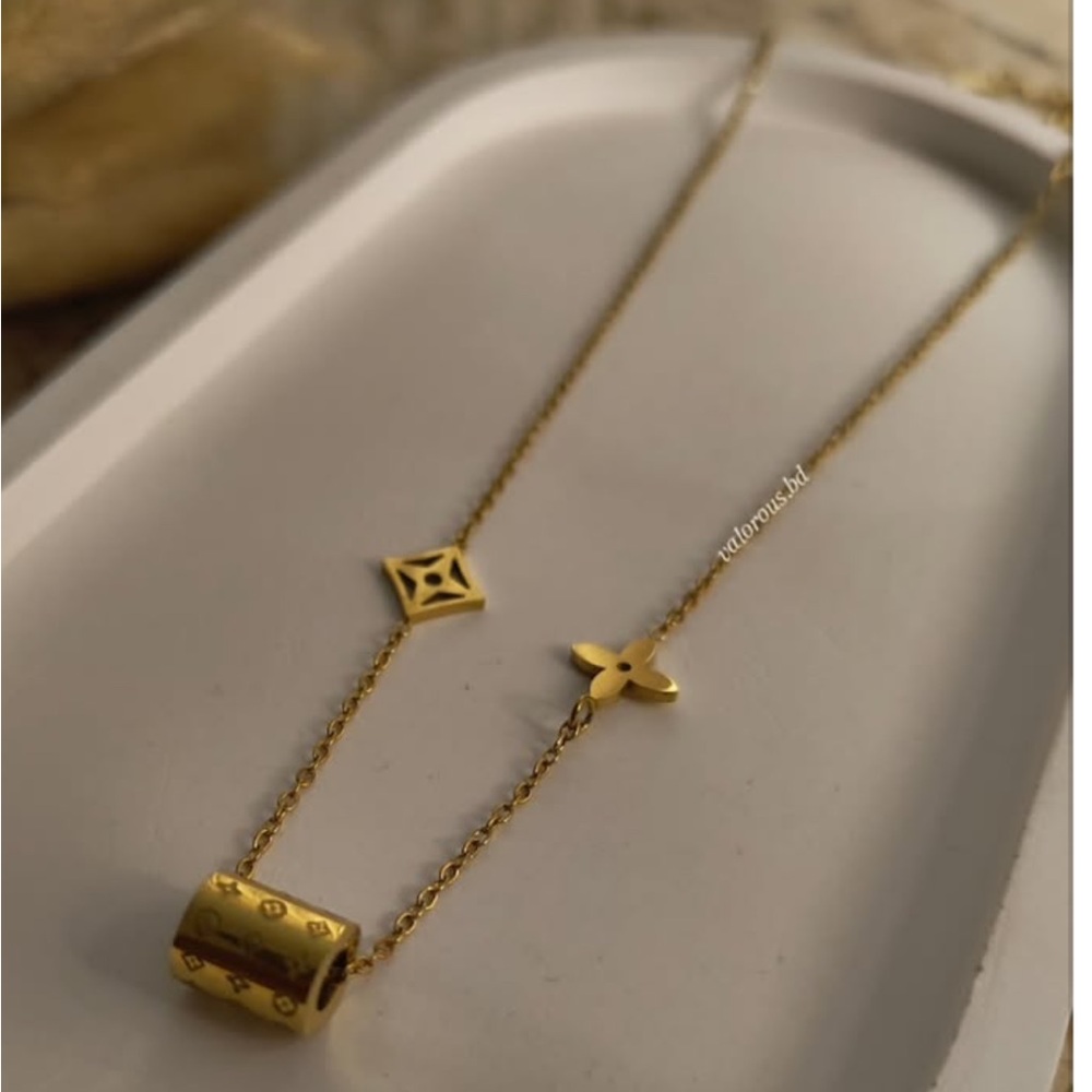 Elegant 18k Gold Pendant Necklace